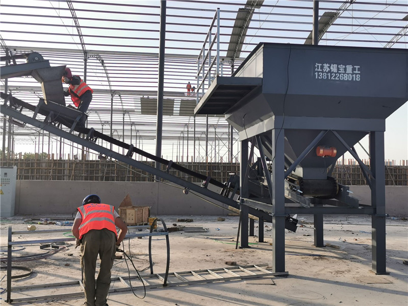 錫寶重工員工們冒著高溫在江蘇淮安客戶現(xiàn)場進(jìn)行設(shè)備安裝(圖7) 錫寶重工員工們冒著高溫在江蘇淮安客戶現(xiàn)場進(jìn)行設(shè)備安裝(圖7)